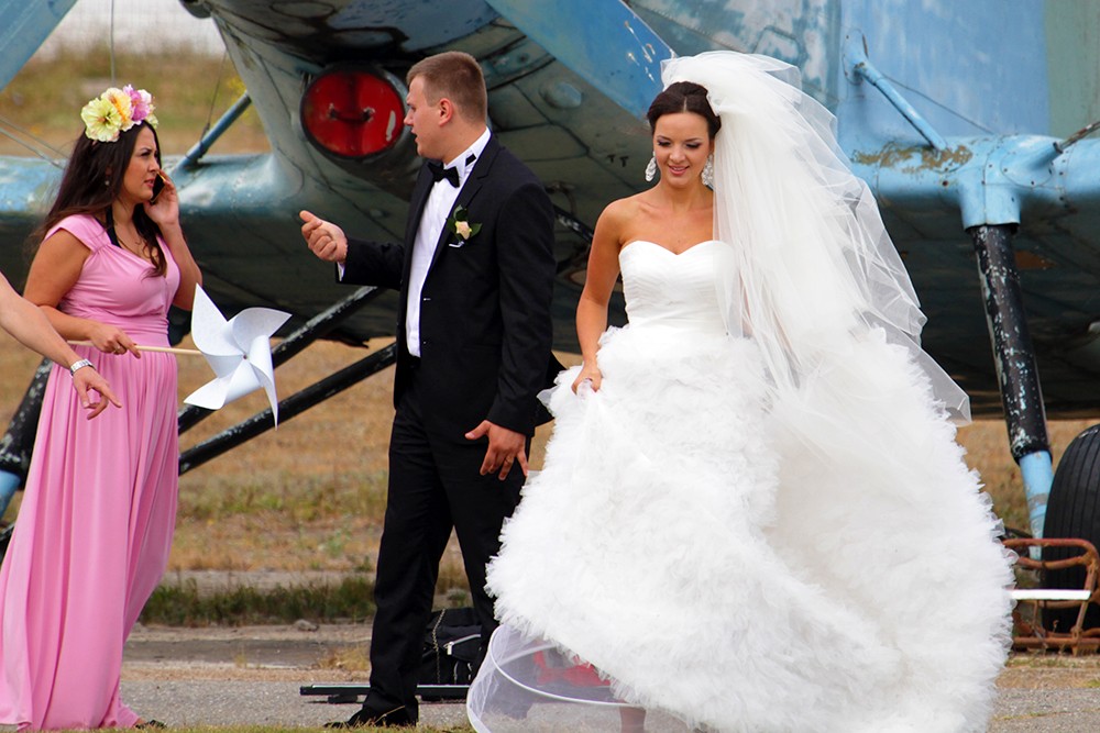 невеста на аэродроме